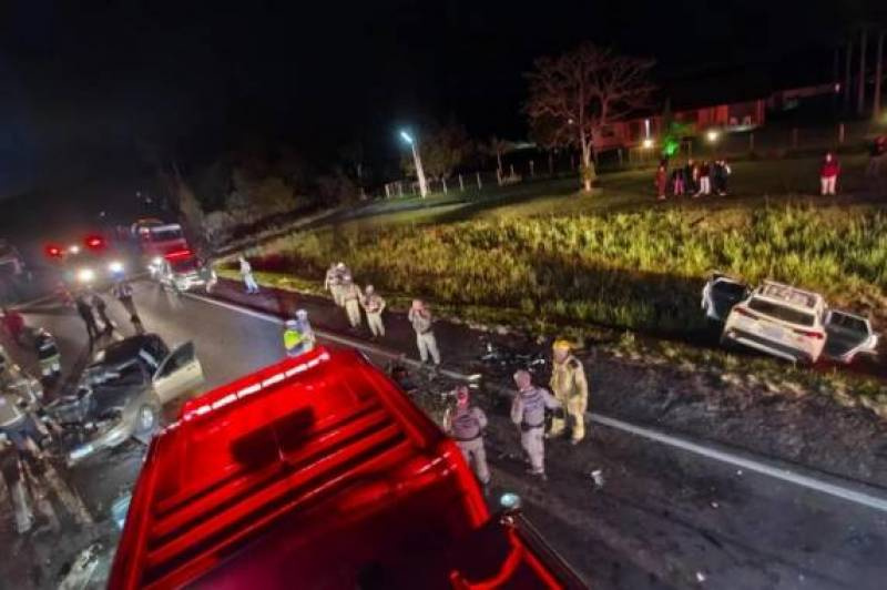 Acidente entre carro e viatura da BM deixa um morto e cinco feridos no Vale do Rio Pardo