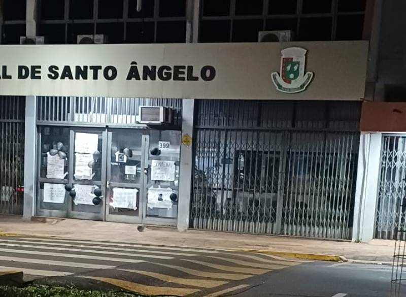 Manifestação cobra melhorias na saúde e cartazes são afixados na Prefeitura de Santo Ângelo