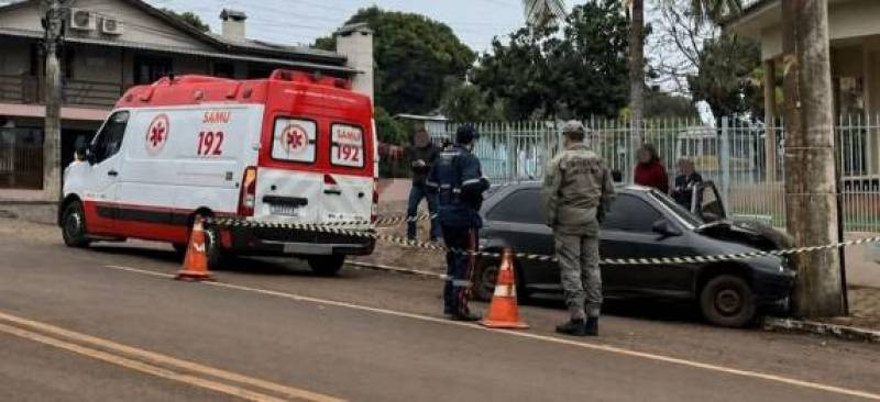 Homem morre após carro colidir contra poste em Caibaté