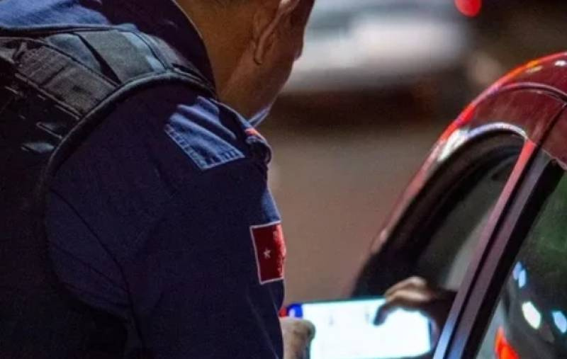 Motorista é preso após oferecer dinheiro a policiais para evitar teste do bafômetro