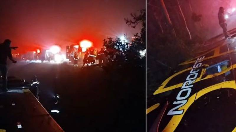 Acidente com ônibus de passageiros deixa ao menos um morto e mais de 10 feridos na freeway