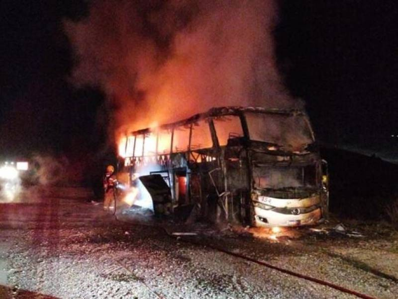 Incêndio destrói ônibus interestadual na BR-386, em Mormaço