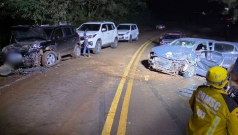 Engavetamento com quatro veículos mata uma pessoa e deixa quatro feridas em SC