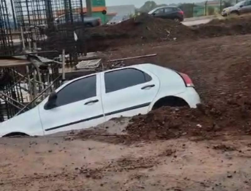 Motorista perde controle, cai em vala na BR-285 e é detido após deixar local do acidente em Ijuí