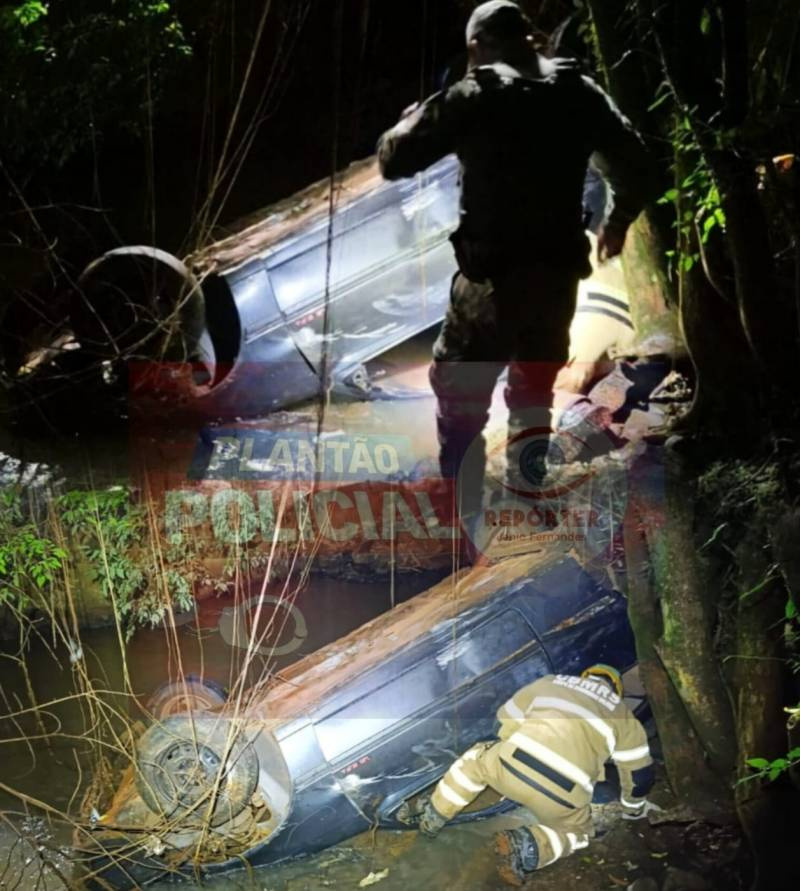 Veículo com placas de Santo Ângelo despenca de ponte sobre riacho na área urbana de Ijuí