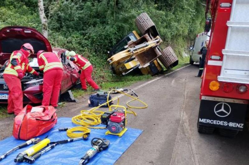Máquina se desprende de caminhão e atinge carro na BR-116, em Picada Café