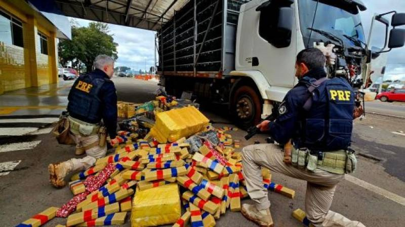 PRF apreende uma tonelada de maconha e arma com seletor de rajada em Passo Fundo