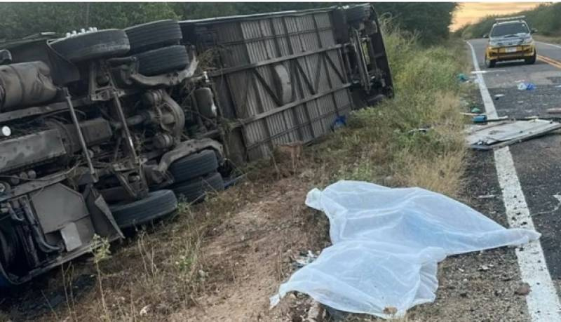 Capotamento de ônibus com delegação de basquete deixa 7 mortos no Ceará