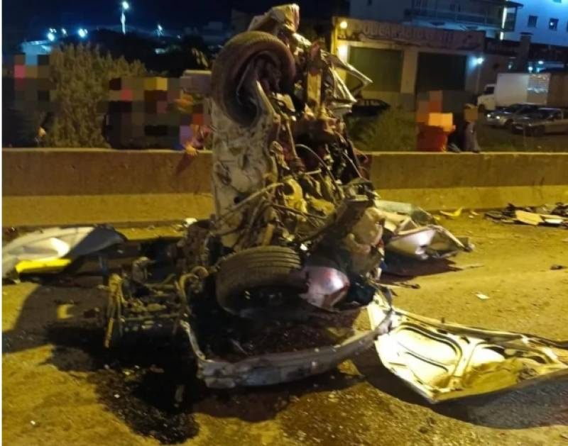 Carro é completamente destruído em acidente e motorista fica preso nas ferragens na BR 116