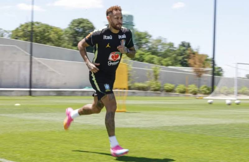 Neymar treina em campo com a seleção brasileira pela primeira vez nos EUA