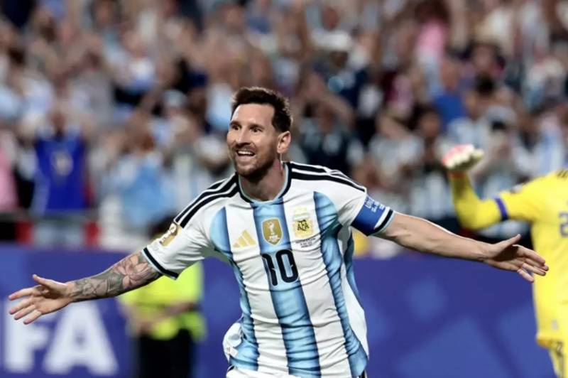 Messi faz três, vira maior artilheiro das Copas e Argentina estreia com vitória sobre a Argélia