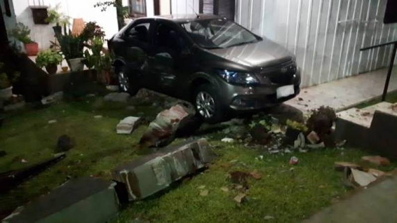 Veículo desgovernado desce rua, colide em carro e atinge residência em Três Passos