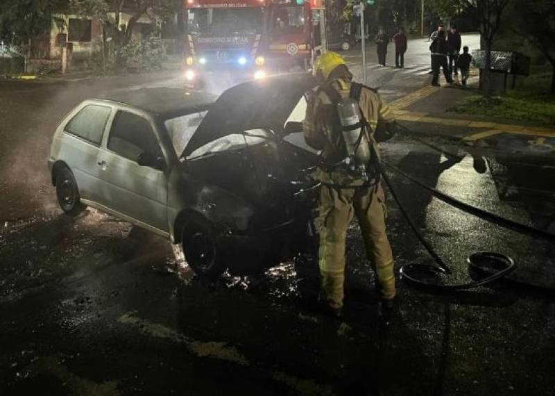 Incêndio em veículo mobiliza Corpo de Bombeiros no centro de Santa Rosa