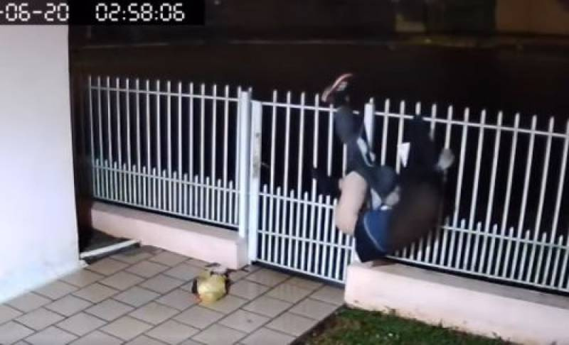 Homem fica preso em grade ao tentar invadir residência em Tenente Portela