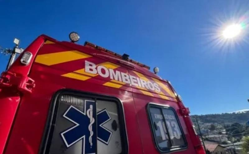 Homens sofrem queimaduras pelo corpo após tentarem acender fogo em lata com tíner