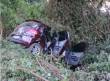 Idosa é socorrida com suspeita de fratura após colisão de carro em árvore 