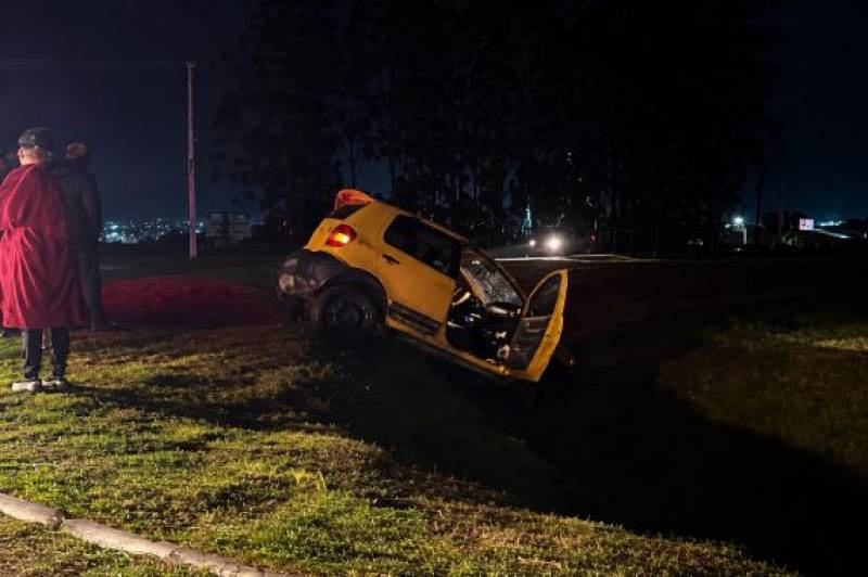 Saída de pista deixa casal de São Valério do Sul ferido no trevo de acesso ao bairro Padre Gonzales, em Três Passos