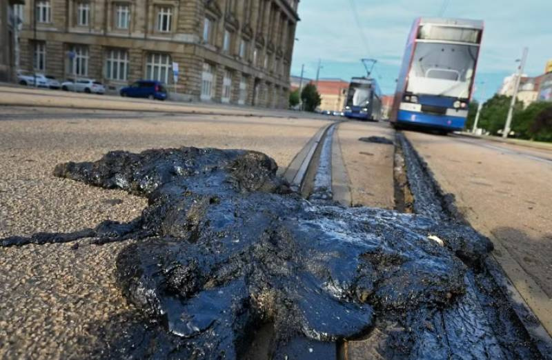 Calor derrete asfalto e obstrui trilhos de bonde na Alemanha