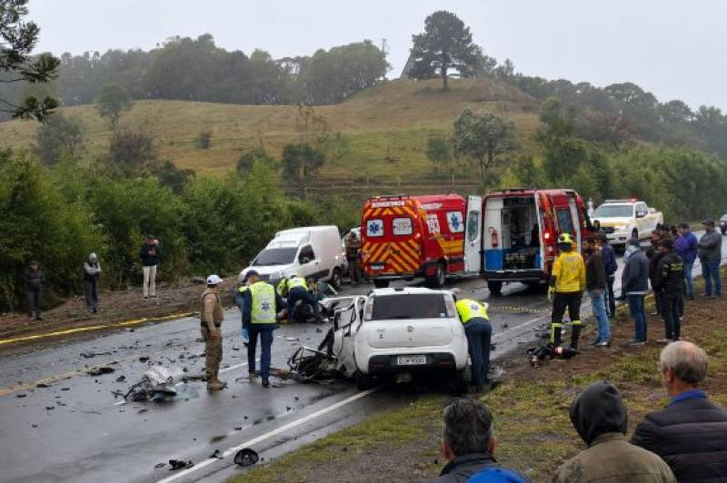 Tragédia na SC-418: colisão entre carro e carreta deixa três mortos e dois feridos graves