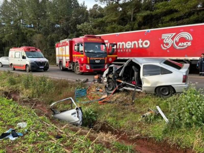 Motorista fica preso às ferragens após colisão entre carro e carreta na ERS-135