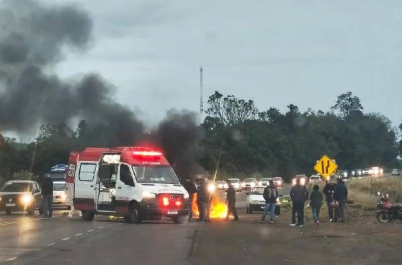 Motocicleta incendeia após acidente com veículo na BR-386 em Frederico Westphalen