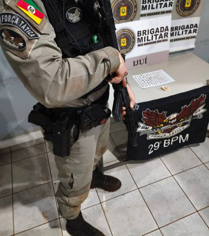 Força Tática prende traficante após perseguição a pé e apreende drogas no bairro Getúlio Vargas, em Ijuí