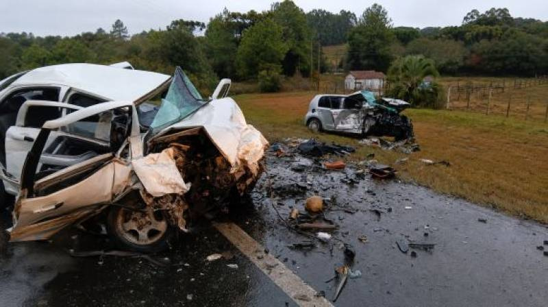 Mulher morre em colisão frontal entre dois carros na BR-116, em Ponte Alta