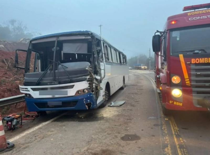 Acidente entre ônibus e caminhão deixa dois mortos e três feridos na RS-287, em Santa Cruz do Sul