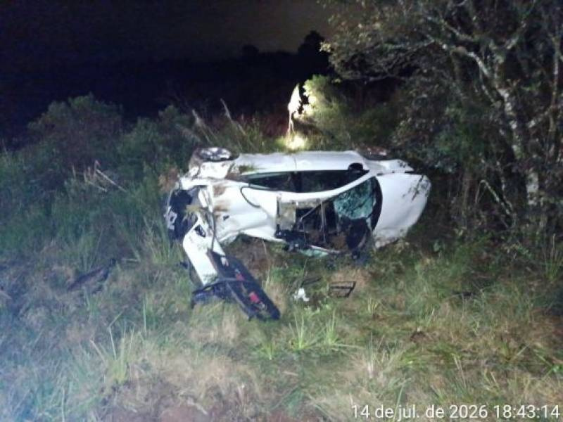 Motorista fica gravemente ferido após carro sair da pista e cair em ribanceira na BR-116