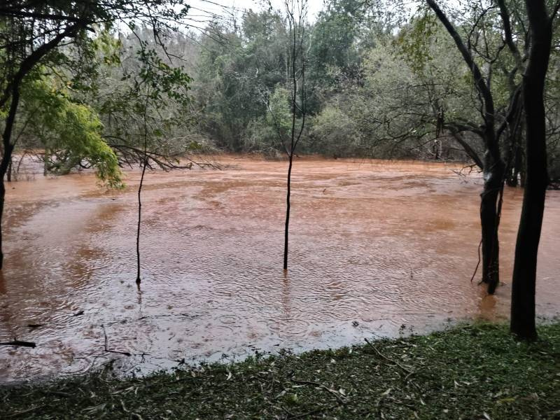 Rio São João transborda e ameaça atingir sede do Recanto do Sabiá no interior de Santo Ângelo
