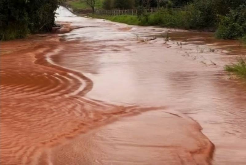 Chuvas isolam comunidade no interior de Santo Ângelo e reacendem críticas à falta de solução para ponte em Restinga Seca