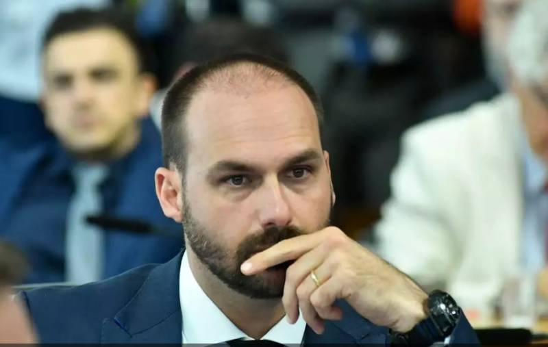 Polícia Federal decide demitir seu escrivão Eduardo Bolsonaro por abandono de cargo