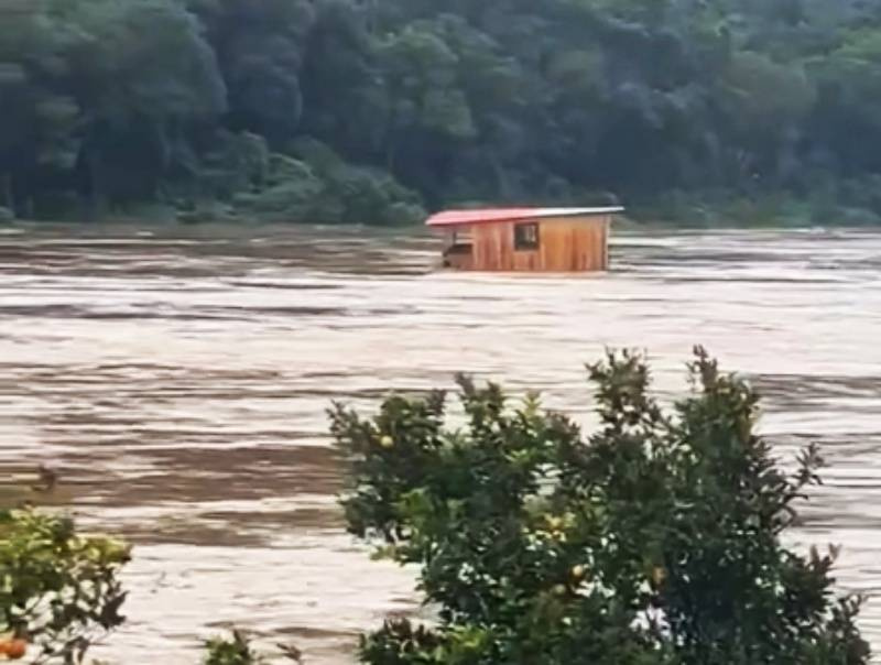 Casa é arrastada pela força das águas do Rio das Antas entre Cotiporã e Bento Gonçalves