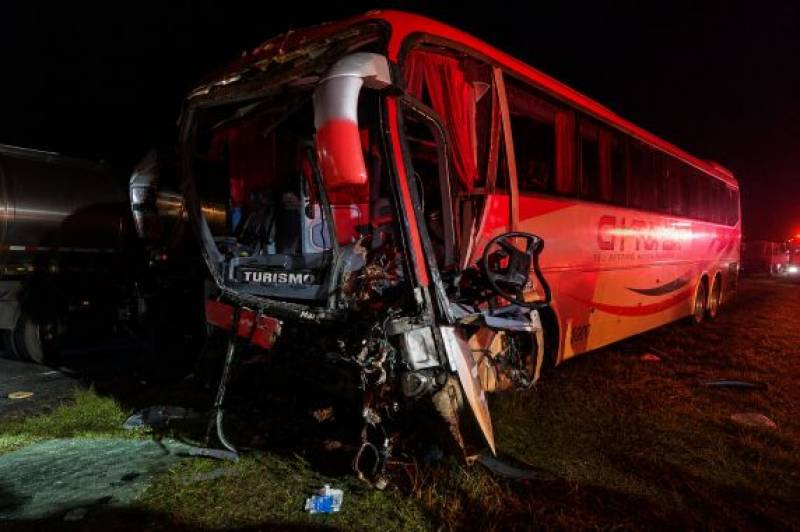 Acidente entre ônibus de turismo e carreta deixa ao menos 18 feridos na ERS-406