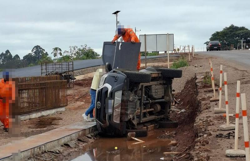 Camioneta com placas de Ijuí sai da pista na BR-285 e motorista sofre ferimentos leves