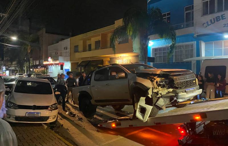 Motorista de caminhonete perde o controle e atinge três carros e uma motocicleta no Centro de Santo Ângelo
