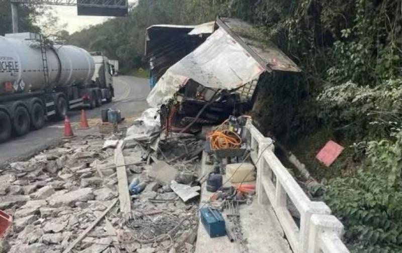 Carreta carregada com 28 toneladas de areia perde os freios e atinge caminhão na BR-282