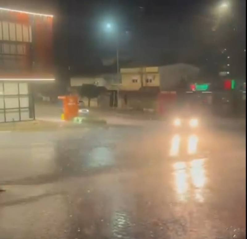 Forte temporal com granizo provoca prejuízos e leva motoristas a buscar abrigo em posto de combustíveis em Ijuí