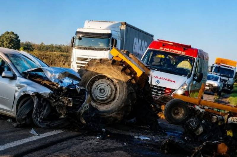 Grave acidente envolvendo dois carros e trator deixa trânsito lento na RSC-287, em Santa Cruz do Sul