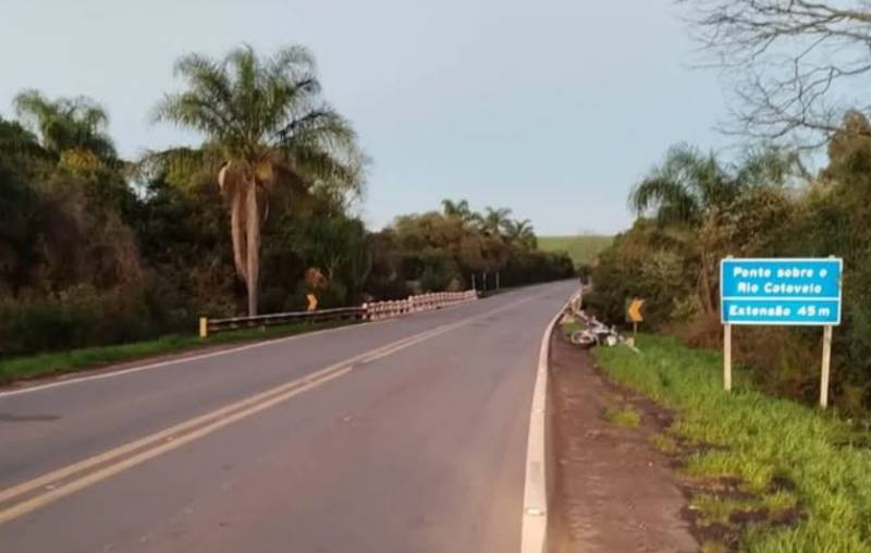Motociclista fica gravemente ferido após colidir contra animal silvestre na Br-285, em Colorado