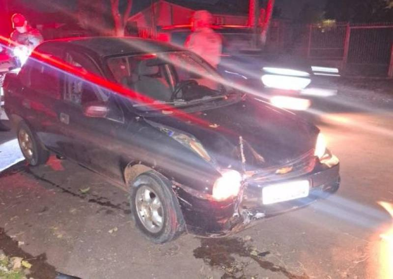 Motorista colide Corsa contra poste e deixa parte do Centro de Ijuí sem energia