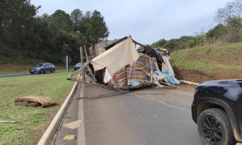 Carreta tomba na BR-282 e deixa motorista ferido