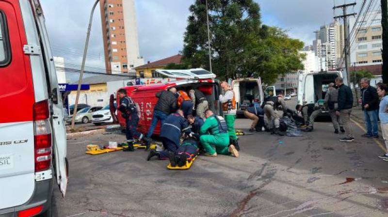 Acidente com ambulância do Samu deixa paciente morto e três socorristas feridos em Passo Fundo