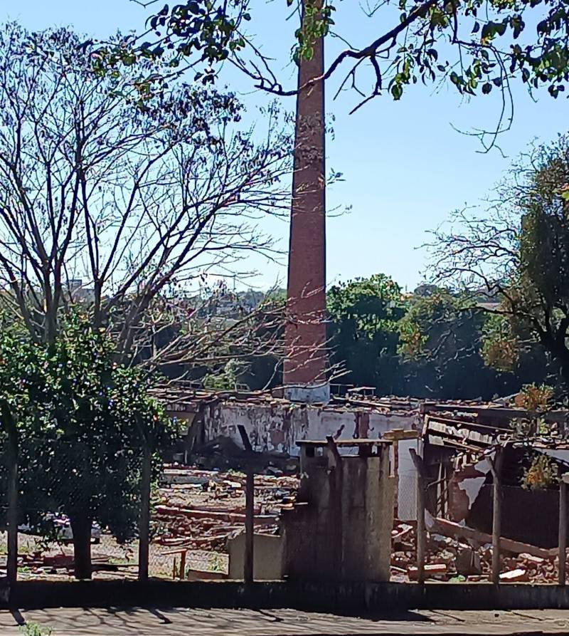 Prédios que abrigaram o Curtume Basso começam a ser demolidos em Santo Ângelo
