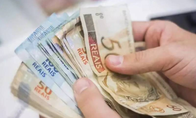 Salário mínimo deve aumentar para R$ 1.741 em 2027