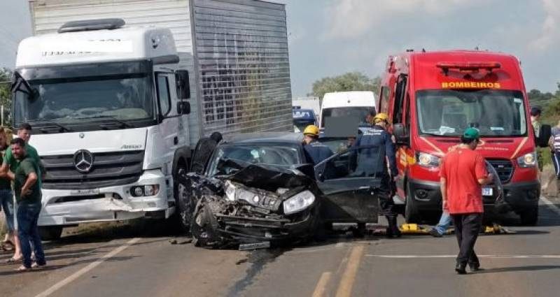 Colisão entre caminhão e carro deixa motorista ferido na BR-480, em Erechim