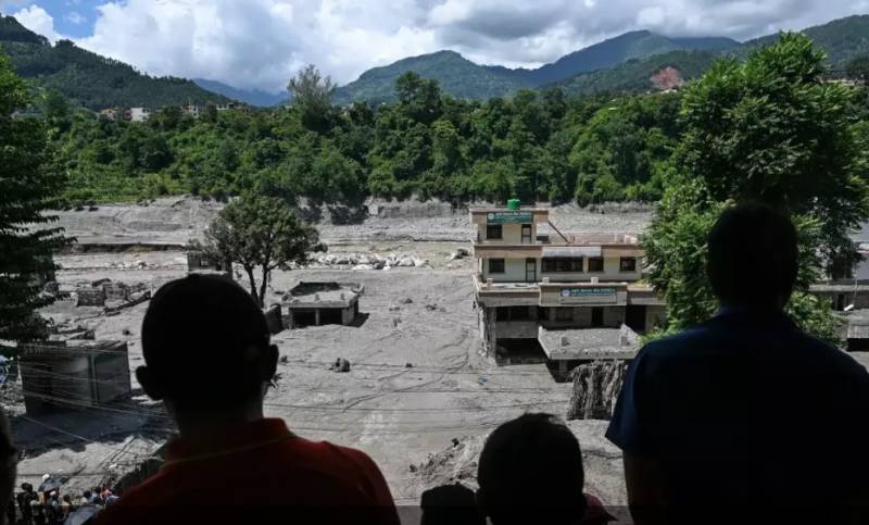 Número de mortos após inundações no Nepal e na China sobe para 750