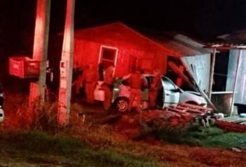 Motorista perde o controle e atinge residência em Porto Xavier