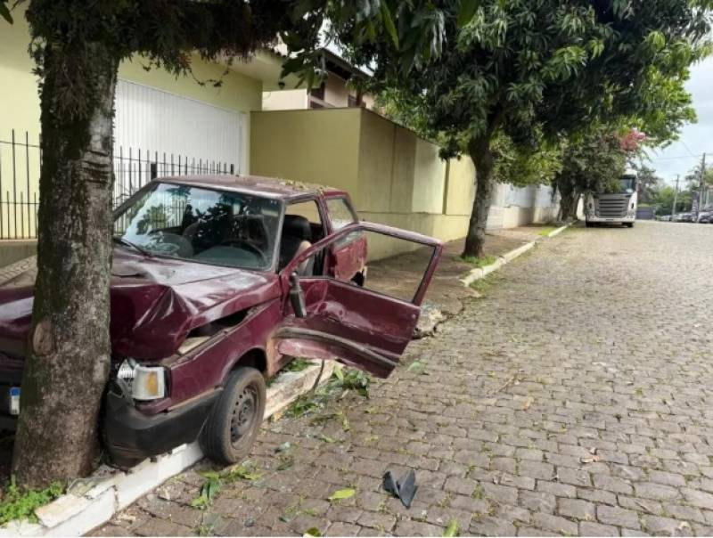Caminhoneiro tem mal súbito, colide contra carro estacionado e morre no local, em Lajeado