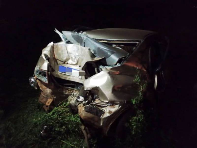 Carro sai da pista e atinge poste na ERS-323, em Jaboticaba
